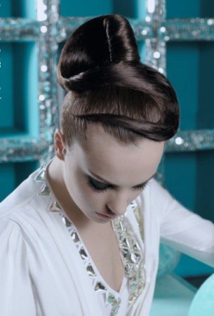 17. Lemujúci spoločenský účes 